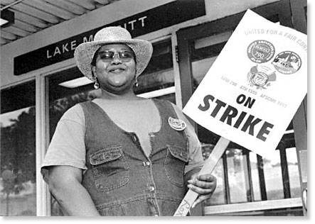 Jerry D. Robinson, a BART employee, picketing in front of the Lake Merritt BART station, Oakland, California. Photo by Bruce Akizuki.