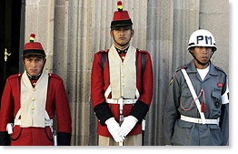 Una guardía militar en frente del Palacio del Presidente en la Plaza de Murillo, La Paz. 