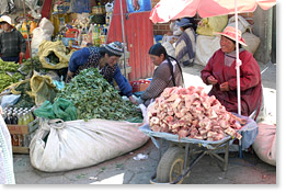 El Alto -- en el mercado: la coca y la carne.