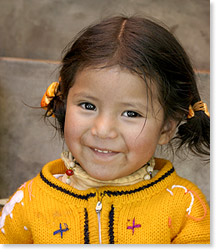 Una hija de la dueña de una tienda en el  Mercado de Hechicería, La Paz.