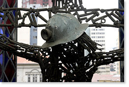 "Minero Crucificado" (1998-1999) por escultor boliviano Hans Hoffman, en el Museo de Arte Contemporaneo Plaza, La Paz.