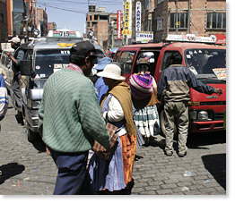 El Alto -- la gente se baja y se sube a los colectivos.