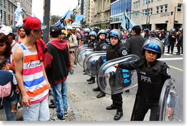 Participantes de la marcha y la Policía Federal Argentina. 