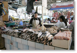 Vendiendo pescados en el mercado de Cuenca.