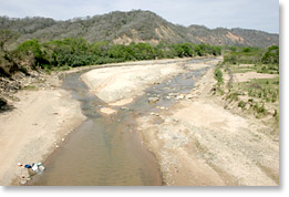 Atravesando el rio Guayacan.