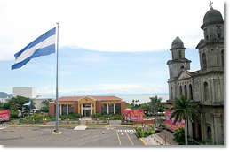 Mirando del Palacio Nacional de Cultura, puede ver la Casa Presidencial y el Lago Managua. Al derecha está la catedral vieja de Managua dañada por el terremoto de 1972.