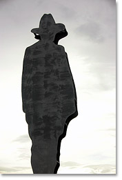Escultura de Augusto Sandino desiñado por Ernesto Cardenal, 1990. La estatua está encima de una colina junto a la laguna Tiscapa, en Managua.