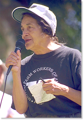 Dolores Huerta, vice-presidenta de la Union de Campesinos. Estaba hablando a una concentración en San Diego contra políticas de inmigración injustas. Foto por by Nic Paget-Clarke.