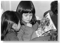 Lian Louie y Pia Johnson en la escuela Megumi Preschool, Seattle, Washington. Foto por Stan Shikuma