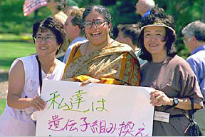 Vandana Shiva con representativas de organizaciones japoneses en una manifestación en frente de las oficinas de Monsanto en St. Louis, Missouri. Foto por Nic Paget-Clarke.